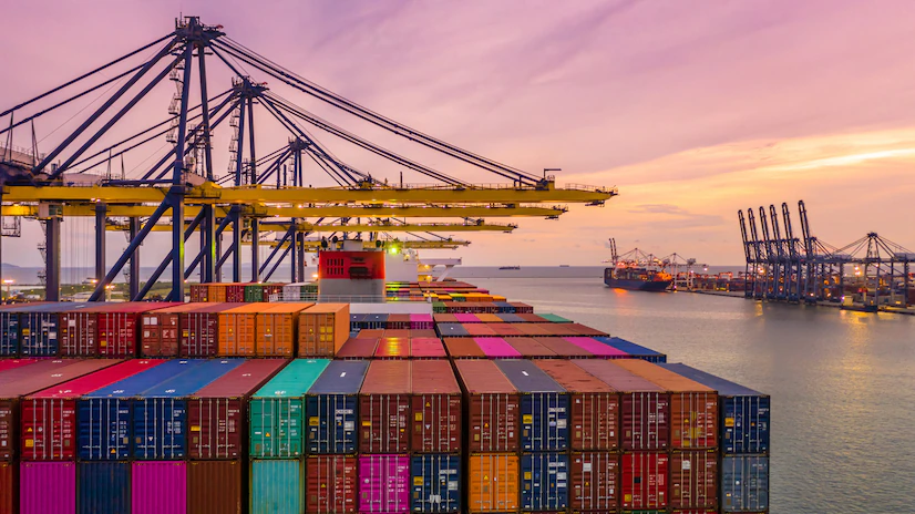 Imagem navio no porto carregado com containers para importação e exportação