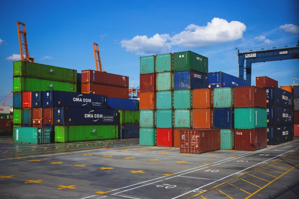 imagem de containeres prontos para serem importados ou exportados