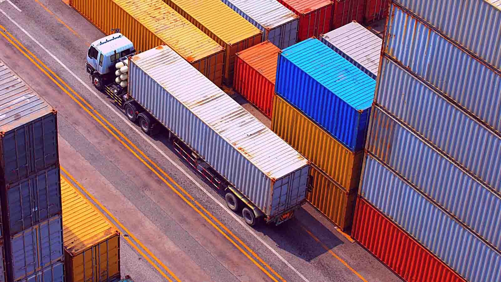Imagem porto com caminhão e containers