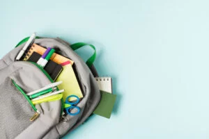 mochila com material escolar