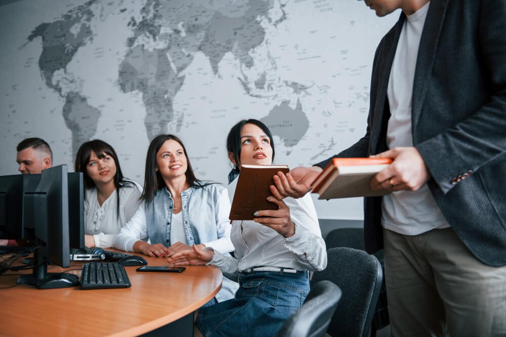 Grupo de pessoas em sala de reunião de negócios durante o dia