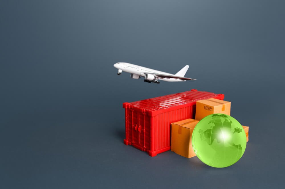 Avião de carga sobre um contêiner com caixas e um globo Serviços de entrega expressa de mercadorias
