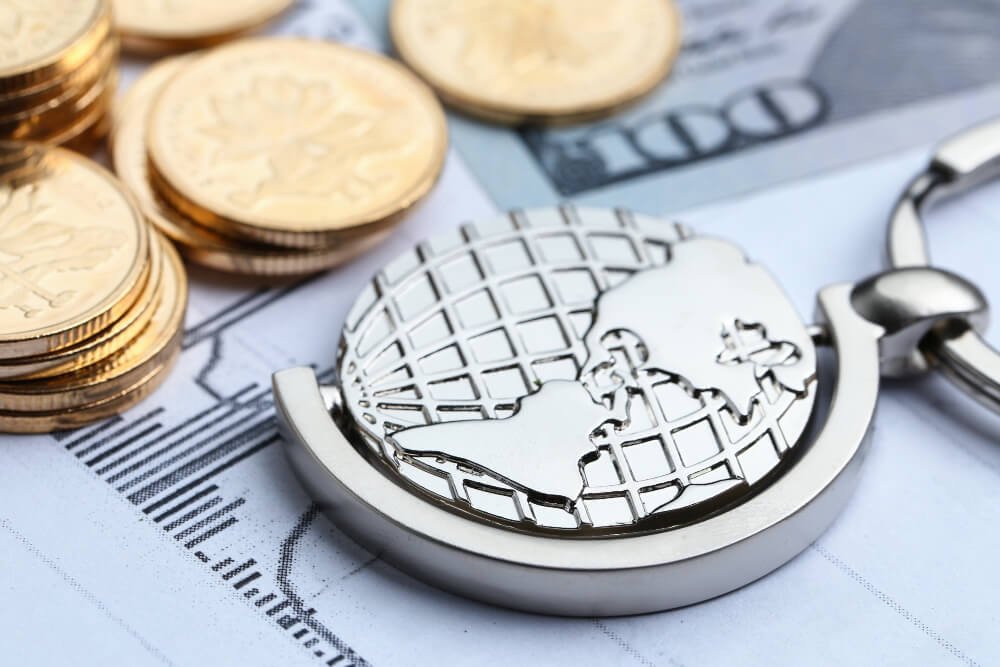 Moedas, papel-moeda e globo em branco Fundo da forma estatística