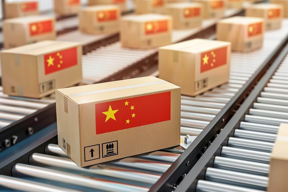 esteira com diversas caixas com símbolo mandeira da China, mostrando importação