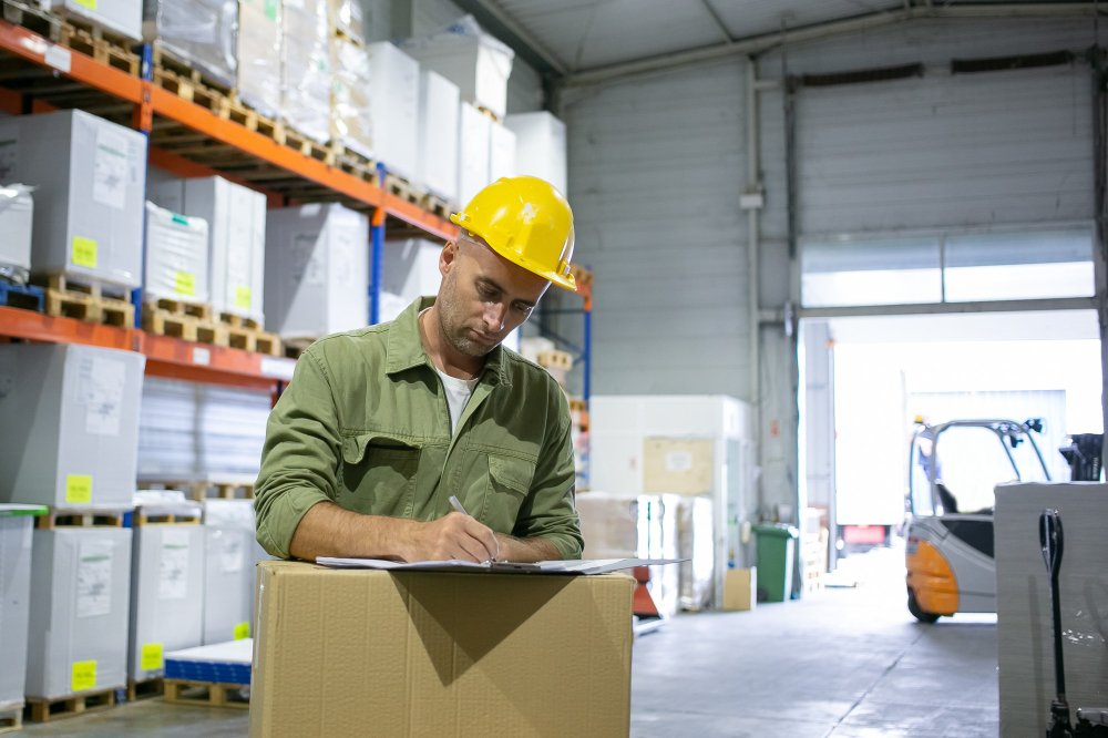 A imagem mostra um funcionário logístico conferindo um produto com o código NCM